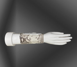 Midashi: White sleeve in python with pocket